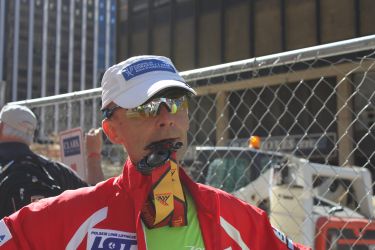 Zagryzanie najpiękniejszego medalu na mecie MCM w Wszyngtonie 2014 r