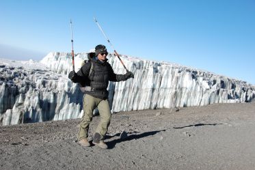 Z lodowcem Kilimajaro- po zdobyciu szczytu w 2011 r