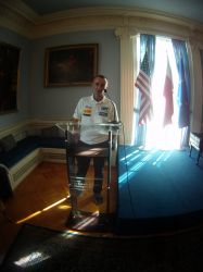 Piotr przemawia w  ambasadzie RP w Waszyngtonie- Misja Semper Fi 2014