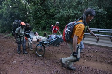 Wciąganie Piotrka Truszkowskiego na Kilimanjaro w 2008 r
