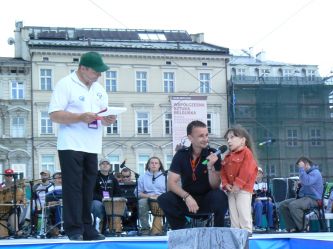 Z Karolinką Sawką na scenie Festiwalu Piosenki Zaczarowanej w Krakowie 2008 r.