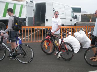 Ostatnie przygotowania do transferu rowerów - Lanzarote Ironman 2015 r
