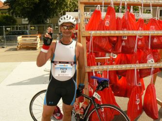 Piotr z tri - workami w tle