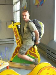 Ujeżdżanie żyrafy w Zurych Airport