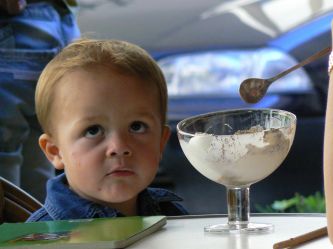 Chłopiec co lodów chyba nie lubi