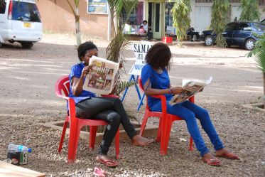 Fryzjerki czekające  na klientów-Tanzania 2011 r